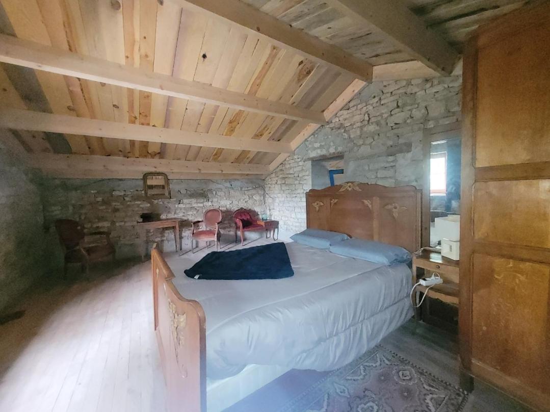 Nuit Insolite, Chambre Au Dessus D'Une Etable La Chapelle-Themer Buitenkant foto