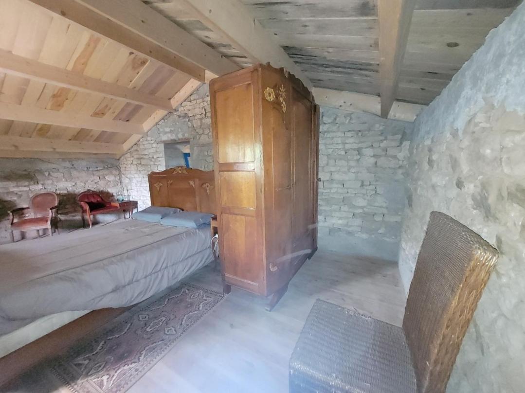 Nuit Insolite, Chambre Au Dessus D'Une Etable La Chapelle-Themer Buitenkant foto
